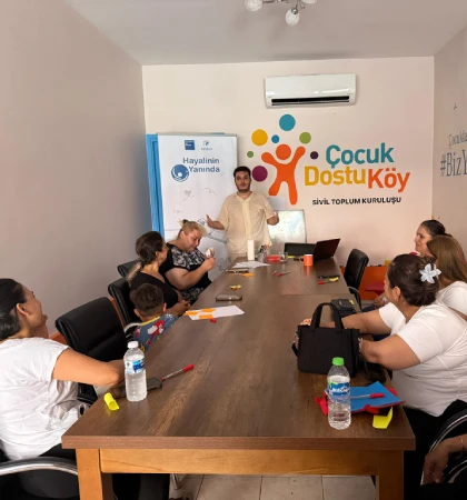 Solidarité Turquie-Syrie : L'association Habitat organise des ateliers psychosociaux pour les personnes sinistrées. © Habitat association